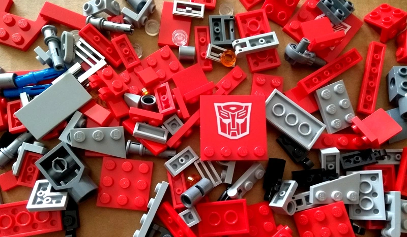 tas de pièces du set avec le logo des Autobots Transformers