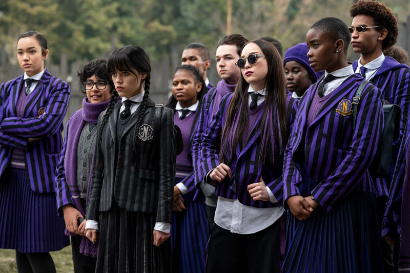 Mercredi et les élèves de l'académie Nevermore