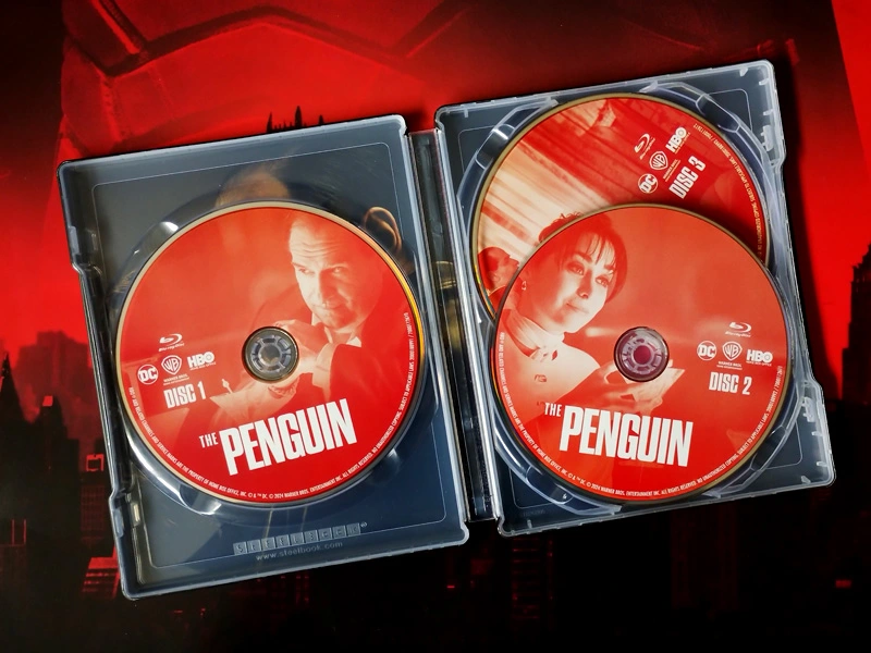 The Penguin Steelbook ouvert