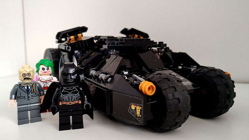 Batmobile The Dark Knight avec Batman, L'Epouvantail et le Joker déguisé en infirmière