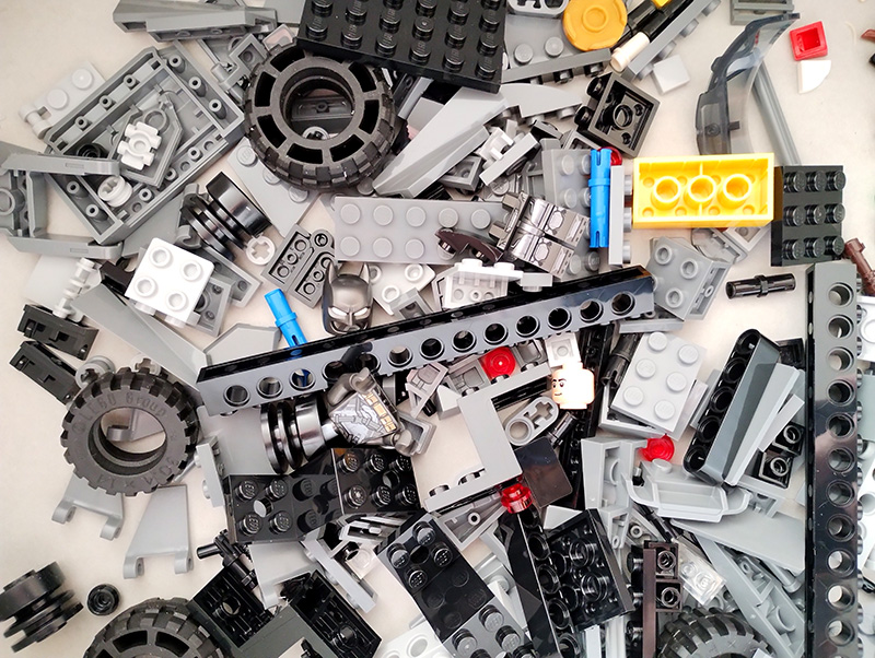 étalage des 220 pièces du set Batmobile Batman v Superman vue