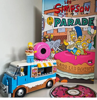 Les Simpson à la parade (aux cotés d'un camion Donut en Lego + Homer !)