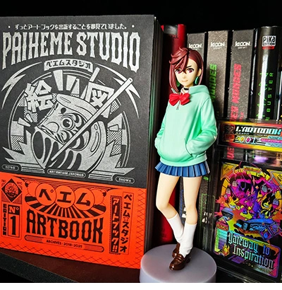 Paiheme Studio, l'artbook (aux coté de la figurine de Momo de l'anime Dan Da Dan)