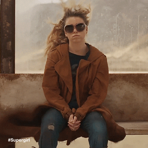 Supergirl attend le bus intergalactique 